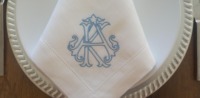 Serviettes en lin monogrammées à double initiale entrelacées, avec logo personnalisé brodé et ourlet festonné, réutilisables