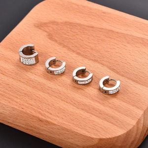 2 paires de boucles d'oreilles Huggies unisexes pour femmes et hommes, en acier inoxydable, cercle avec zircon cubique, bijoux d'oreille pour hommes et femmes - Product Image 4