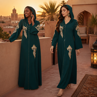 Robe longue ample à col en V avec appliques florales dorées et manches évasées ornées de strass |   Abaya de Luxe pour Occasions Spéciales, Robe de Soirée pour Femmes Musulmanes