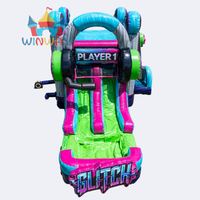 Structure gonflable de jeu pour joueurs avec double toboggan aquatique, design casque et manette - Amusement au style gamer