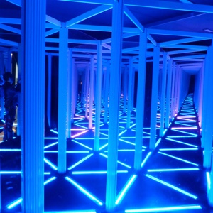 Accessoires interactifs, labyrinthe miroir géant incroyable en cristal avec éclairage, à vendre - Product Image 1