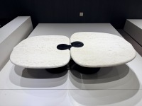 Table basse moderne de style mi-siècle, luxe léger, avec pieds en acier coniques et surface en bois crème doux pour le mobilier de salon