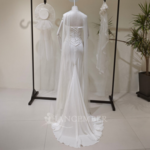 Vestido de Novia Sirena LY140 Moderno Vintage con Escote Redondo, Satén Color Marfil, Volantes, Bordado Floral de Encaje, Aplicaciones de Cristal y Cola Capilla de Encaje - Product Image 4