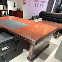 Ensemble de bureaux de direction au design moderne pour les gestionnaires, les directeurs généraux, les patrons, les postes de travail de bureau, les bureaux