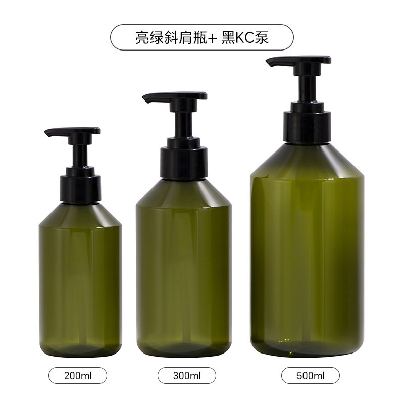 ขวดสีเขียวสดใสพร้อมปั๊ม KC สีดำ