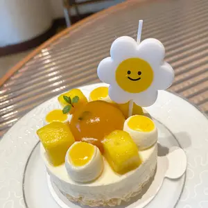 Huaming Cute Little Daisies Flower Smokeless Paraffin Wax Yellow Smiley Sunflower Cartoon Birthday Party Cake Decorated Candles