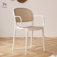 Vente en gros de chaise moderne en rotin plastique accoudoir dossier creux empilable design simple pour jardin extérieur salle à manger meubles de maison