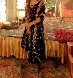 Longue Kurta brodée de luxe avec ensemble de pantalons pour mariage et fête indiens/pakistanais - Product Image 5