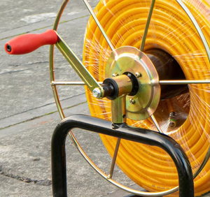 Pulvérisateur portable à moteur essence avec enrouleur de tuyau orange pour usage en jardin, facile à utiliser - Product Image 2