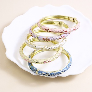 กำไลข้อมือเคลือบทองลายใบไม้สลับสีเคลือบแบบโคลอซอนเน่ วินเทจลายดอกไม้เคลือบเงา กำไลข้อมือแบบมีบานพับสำหรับผู้หญิง ของที่ระลึกสำหรับการเดินทาง เครื่องประดับ - Product Image 2