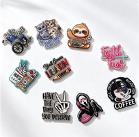 Accessoires de porte-badge en acrylique pour vêtements en gros avec patch plat, paillettes, résine planaire métallique, plastique à dos plat, pour Halloween et DIY