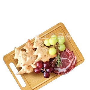 Tabla de cortar de bambú rectangular de 30.5X19.8X1.3 cm con asa para uso en la cocina - Product Image 1