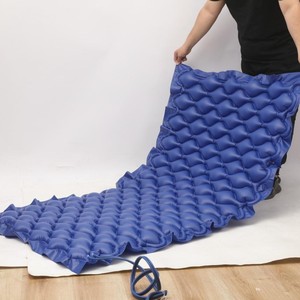 Colchón de aire antiescaras con capacidad de carga de 135 kg, material de PVC, para el cuidado de ancianos postrados en cama. - Product Image 1