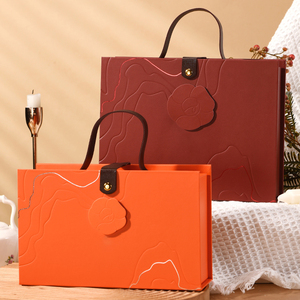 Cadeau de luxe imprimé sur mesure forme magnétique inséré rabat de boîte cadeau rigide avec étui de transport en cuir - Product Image 1