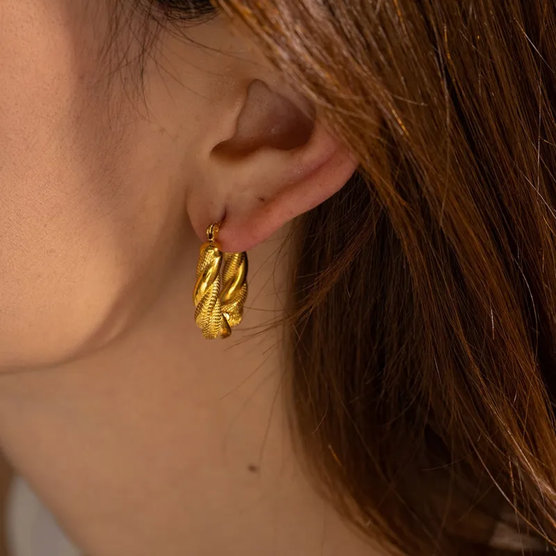 Pendientes de aro gruesos con textura de acero inoxidable chapado en oro PVD de 18K, pendientes de aro huecos sin deslustre, joyería de MOQ bajo al por mayor