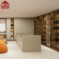 Vestiaire moderne et élégant pour villa, sur mesure, avec porte en verre élégante, armoire en bois du sol au plafond avec éclairage LED