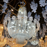 Lustre luxueux en cristal LED AC avec des feuilles de fleurs et éclairage multicolore pour la décoration du plafond de la maison et des salles de réception de mariage