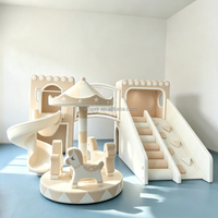 Château de jeu souple beige neutre avec toboggan en spirale et pont en filet d'escalade, équipement de terrain de jeu intérieur pour enfants pour café-jeux, centre commercial, garderie