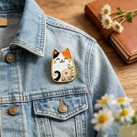 Broche en émail dur motif marguerite mignonne, broche personnalisée en émail animal de dessin animé, décoration pour sac à dos et vêtements, cadeau