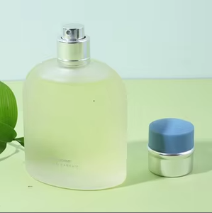 Perfume para Mujer en Botella Rectangular <span class=keywords><strong>de</strong></span> Vidrio Esmerilado, Color Amarillo Pálido, Cuello Plateado, Tapa Azul, Aroma Fresco Costero Marino, Larga Duración - Product Image 4
