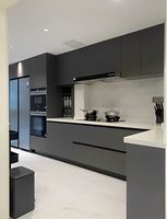 Comptoirs en quartz/marbre artificiel/stratifié, armoires de cuisine modernes avec appareils électroménagers intégrés, évier et robinet.