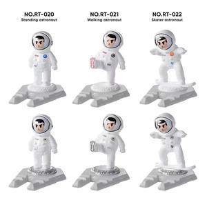 NUEVO astronauta de dibujos animados pequeño <span class=keywords><strong>espacio</strong></span> hombre <span class=keywords><strong>en</strong></span> forma de tableta soporte de escritorio de mesa divertido soporte para teléfono móvil - Product Image 6