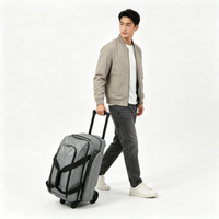 Sac de sport à roulettes en nylon grande capacité 50-70L avec poignée rétractable confortable et compartiment séparé pour chaussures, idéal pour le transport de balles de bowling