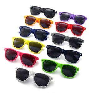 Gafas de Sol Unisex Retro Clásicas con Remaches Modernos, Opción de Logotipo Personalizado Disponible en Monturas Multicolores - Product Image 1