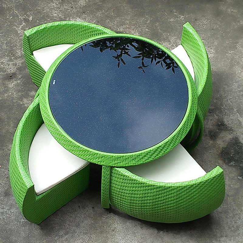 Quatre chaises et une table verte