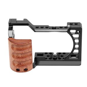 Pour <span class=keywords><strong>Sony</strong></span> A6400 / A6300 / <span class=keywords><strong>A6100</strong></span> / A6000 PULUZ Cage d'Appareil Photo en Métal avec Poignée en Bois et Rig Stabilisateur - Product Image 4