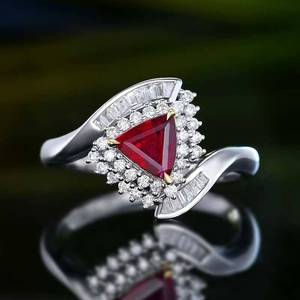 Anillo de rubí sin calentar con corte triangular y halo, oro de 18K, 44 diamantes sudafricanos de 0.32ct, con tallo trenzado dividido, anillo de gemas para mujer - Product Image 1