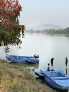 قارب صيد بلاستيكي قابل للطي متعدد الحماية من سلسلة الحوت، قابل للتركيب على المركبات مع مساحة تخزين - Product Image 4