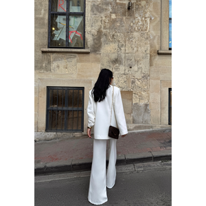 Conjunto de Traje Blanco para Mujer con Etiqueta de Diseño Detallado, Chaqueta y Pantalones - Product Image 1