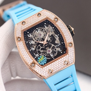 Montre de luxe de style hip-hop haut de gamme pour homme, automatique, mécanique, squelette, avec diamants incrustés, boîtier argenté, bracelet en caoutchouc <span class=keywords><strong>rouge</strong></span> - Product Image 4