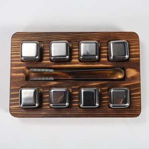 Bandeja de madera de pino carbonizada al por mayor con 8 ranuras para pinzas de hielo, juego de enfriamiento de vasos de whisky de acero inoxidable, regalo para bar. - Product Image 4