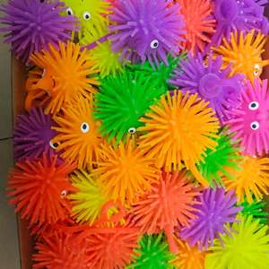 Venta al por mayor encantador TPR iluminar pequeño peludo intermitente YoYo Bola de juguete para cápsula en máquina expendedora - Product Image 2