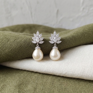 Boucles d'oreilles clous minimalistes en laiton hypoallergénique avec perles de culture et zircone cubique pour fille, populaires dans plus de 50 pays, Yiwu - Product Image 1