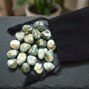 Ensemble de runes en agate d'arbre |   Ensemble de runes en agate d'arbre pour grossistes en ligne |   Pierre de guérison indienne Reiki sculptée et gravée, origine Gujarat - Product Image 4