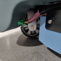 Autolaveuse commerciale autoportée avec moteur d'aspiration puissant, système à double brosse, réservoirs de 55L/60L