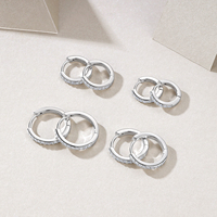 Boucles d'oreilles créoles en argent sterling 925 avec moissanite pour femme, à rangée unique et griffes partagées, style Huggie éternité