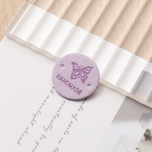 Étiquettes rondes en daim floqué personnalisées en cuir PU avec logo en relief, patchs à coudre pour vêtements et accessoires - Product Image 1