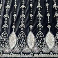 Tissu en velours noir avec bordure brodée de médaillons perlés argentés et garniture en dentelle à sequins pour robe de soirée, vente en gros sur mesure