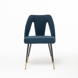 Chaise de salle à manger moderne en velours de la collection Akoya avec clous décoratifs et pieds en métal noir à pointes dorées - Product Image 2