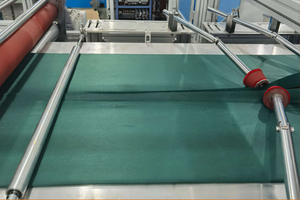 Forbona पूर्ण स्वचालित शल्य गैर बुना डिस्पोजेबल गाउन बनाने की मशीन ऑपरेशन के लिए - Product Image 3