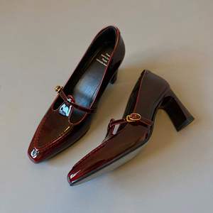 Chaussures Mary Jane à talon carré haut, couleur rouge bordeaux dégradé, design plissé, bride en T, bouche peu profonde, monocouche, haut de gamme, polyvalentes - Product Image 1