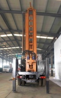 Foreuse compacte et robuste HRT-400 tout-terrain montée sur camion, équipée d'un puissant moteur YUCHAI