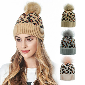 Vente <span class=keywords><strong>en</strong></span> gros Bonnet <span class=keywords><strong>en</strong></span> tricot jacquard côtelé personnalisé à motif de léopard avec pompon <span class=keywords><strong>en</strong></span> <span class=keywords><strong>fausse</strong></span> <span class=keywords><strong>fourrure</strong></span> - Product Image 3