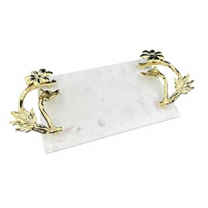 Plateau de service en marbre blanc de luxe avec poignées en laiton floral doré élégant décoratif pour la décoration intérieure cuisine et salle à manger et cadeaux - Product Image 1
