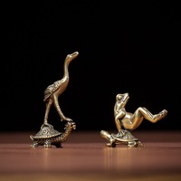Vente en gros usine : Ornements en laiton en forme de grenouille sur le dos d'une tortue, Statues de grue sur le dos d'une tortue pour figurines de thé, Artisanat métallique en gros