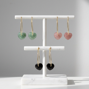 Boucles d'oreilles créoles légères plaquées or avec onyx noir taille damier, quartz fraise vert, quartz cerise et pierres précieuses en forme de cœur délicates - Product Image 6
